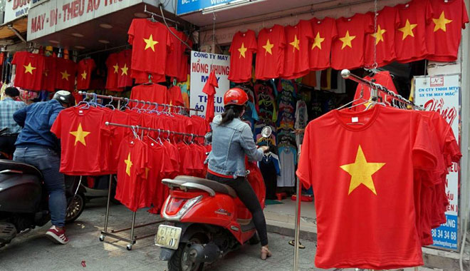 Người Sài Gòn ùn ùn đi mua cờ, băng rôn cổ vũ U23 Việt Nam “lấy vàng” - 4
