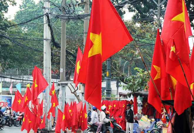 Người Sài Gòn ùn ùn đi mua cờ, băng rôn cổ vũ U23 Việt Nam “lấy vàng” - 2