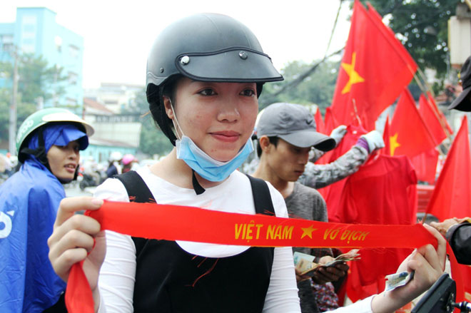 Người Sài Gòn ùn ùn đi mua cờ, băng rôn cổ vũ U23 Việt Nam “lấy vàng” - 9