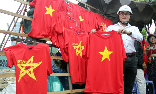 Người Sài Gòn ùn ùn đi mua cờ, băng rôn cổ vũ U23 Việt Nam “lấy vàng” - 8