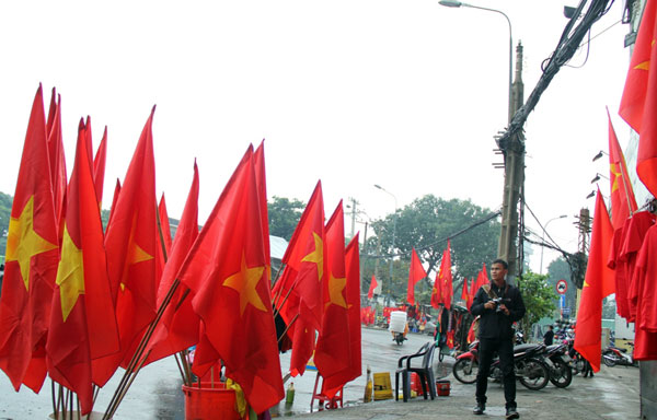 Người Sài Gòn ùn ùn đi mua cờ, băng rôn cổ vũ U23 Việt Nam “lấy vàng” - 13