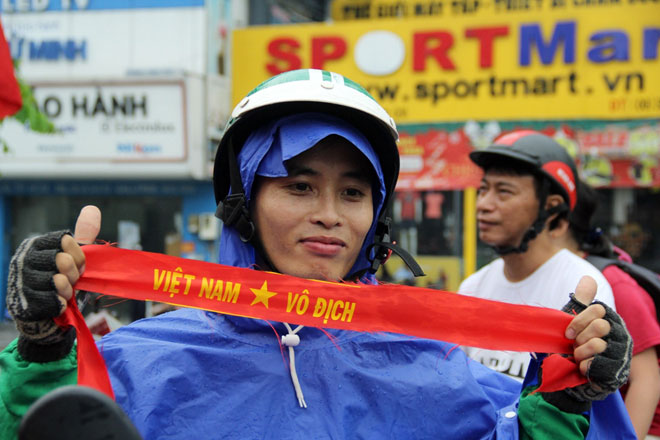 Người Sài Gòn ùn ùn đi mua cờ, băng rôn cổ vũ U23 Việt Nam “lấy vàng” - 6