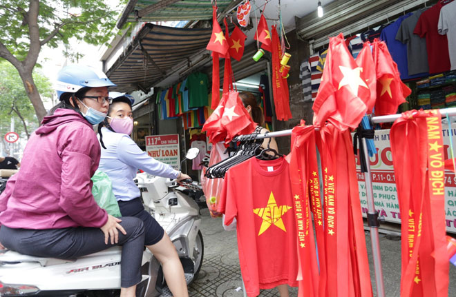 Người Sài Gòn ùn ùn đi mua cờ, băng rôn cổ vũ U23 Việt Nam “lấy vàng” - 5