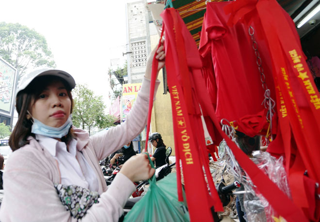 Người Sài Gòn ùn ùn đi mua cờ, băng rôn cổ vũ U23 Việt Nam “lấy vàng” - 11
