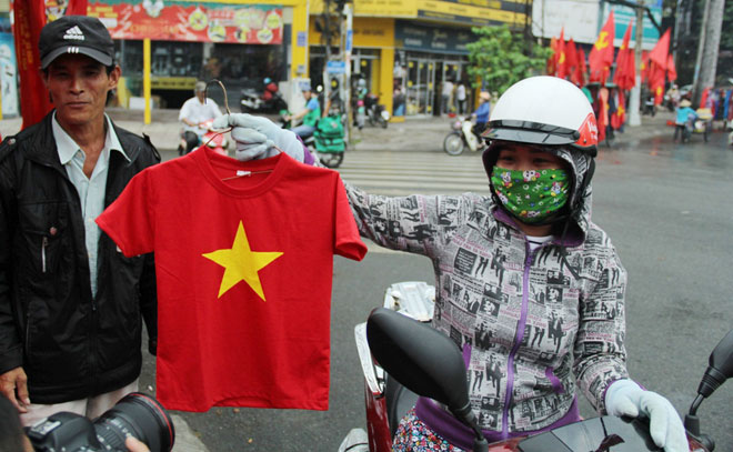 Người Sài Gòn ùn ùn đi mua cờ, băng rôn cổ vũ U23 Việt Nam “lấy vàng” - 7