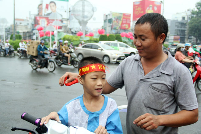 Người Sài Gòn ùn ùn đi mua cờ, băng rôn cổ vũ U23 Việt Nam “lấy vàng” - 10