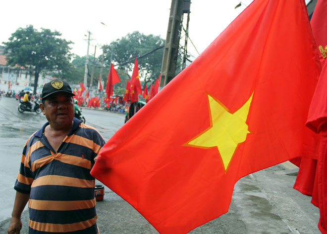 Người Sài Gòn ùn ùn đi mua cờ, băng rôn cổ vũ U23 Việt Nam “lấy vàng” - 12