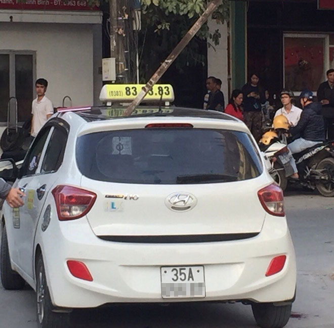 Hé lộ nguyên nhân vụ thanh sắt đâm thủng taxi khiến 1 người chết - 1