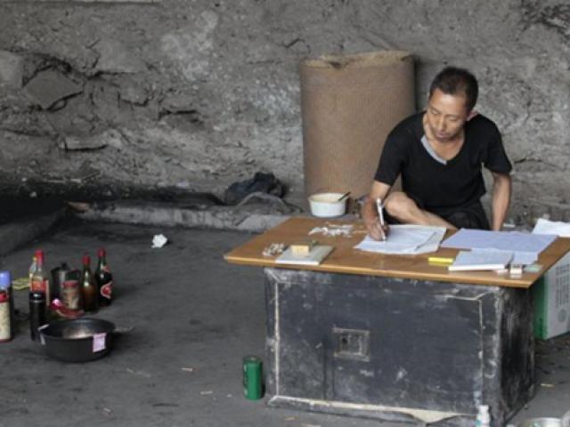 Phi thường - kỳ quặc - Dành 10 năm sống dưới gầm cầu để giải bí ẩn về xổ số