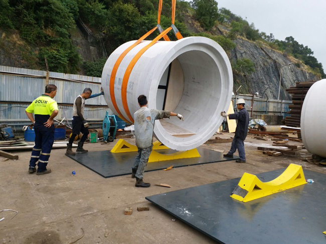 Vì mỗi chiếc ống bê tông này nặng gần 22 tấn nên chúng có thể an toàn xếp chồng lên nhau mà không cần vật liệu kết dính. Theo kiến trúc sư điều này sẽ giúp giảm thiểu chi phí lắp đặt.