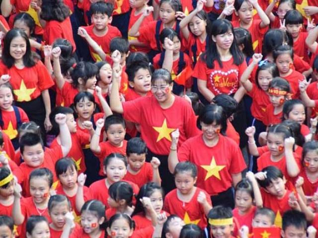 Giáo dục - du học - Dễ thương: Cô trò xếp hình trái tim ủng hộ U23 Việt Nam