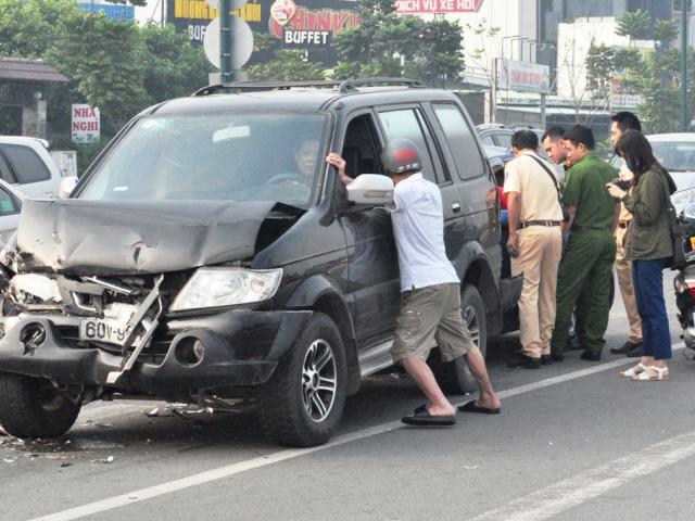 Tin tức trong ngày - Nhiều ôtô biến dạng trên đại lộ Sài Gòn khi chờ đèn đỏ