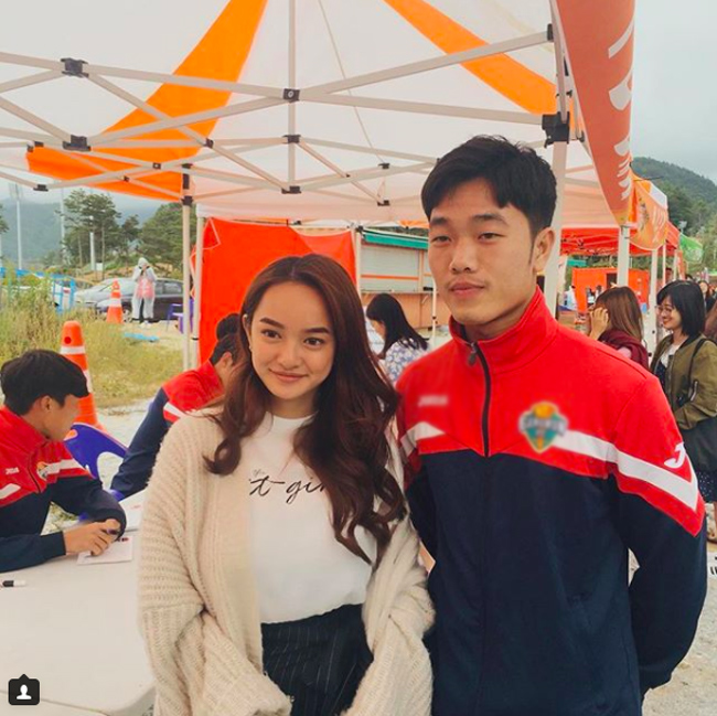 Hình ảnh nữ diễn viên Kaity Nguyễn chụp hình cùng cầu thủ Xuân Trường vào tháng 10.2017, khi Kaity có một thời gian khá dài ở Hàn Quốc để tham dự những hoạt động quảng bá cho Thế vận hội Mùa đông Pyeongchang 2018 được cư dân mạng truyền tay nhau.
