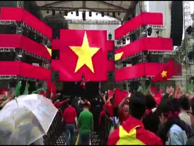 TRỰC TIẾP sao Việt cổ vũ U23VN: Minh Quân và 50.000 fan ở Mỹ Đình ”lên đỉnh” sau bàn gỡ hòa