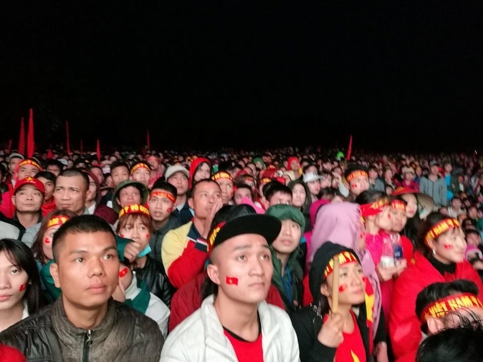 CĐV khóc nức nở tại nhà Quang Hải khi U23 Việt Nam &#34;tuột vàng&#34; - 3