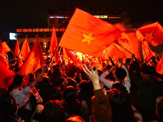 Gạt bỏ nỗi buồn, CĐV Việt Nam vẫn tràn xuống đường ăn mừng