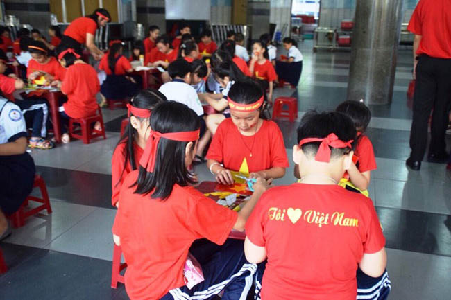 Dễ thương: Cô trò xếp hình trái tim ủng hộ U23 Việt Nam - 2