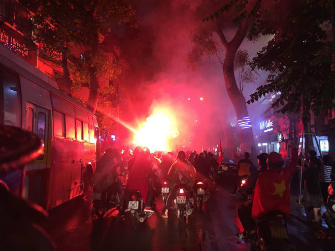 U23 Việt Nam á quân châu Á: Triệu fan Việt rơi lệ, pháo sáng vẫn rợp trời - 8