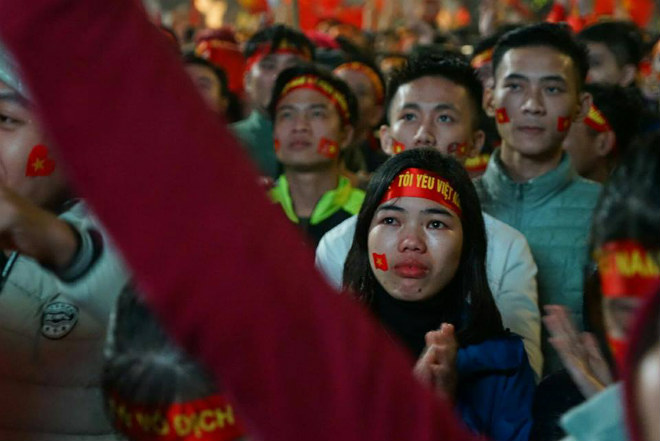 U23 Việt Nam á quân châu Á: Triệu fan Việt rơi lệ, pháo sáng vẫn rợp trời - 7