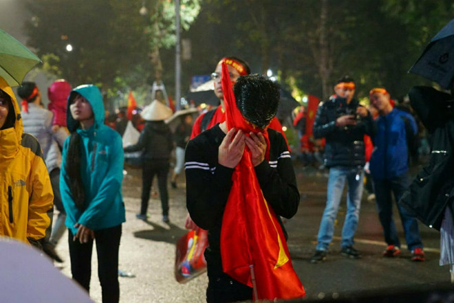 U23 Việt Nam á quân châu Á: Triệu fan Việt rơi lệ, pháo sáng vẫn rợp trời - 3
