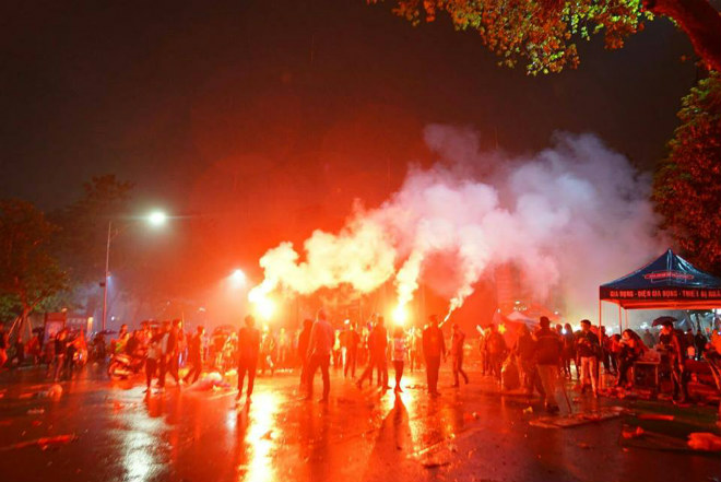 U23 Việt Nam á quân châu Á: Triệu fan Việt rơi lệ, pháo sáng vẫn rợp trời - 10
