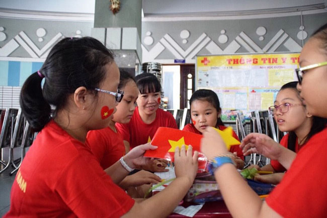 Dễ thương: Cô trò xếp hình trái tim ủng hộ U23 Việt Nam - 3