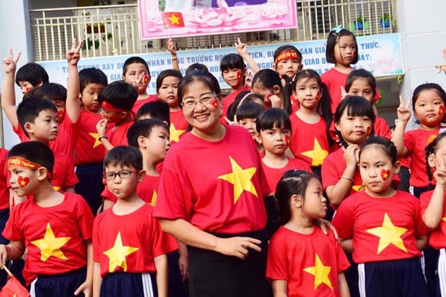 Dễ thương: Cô trò xếp hình trái tim ủng hộ U23 Việt Nam - 5