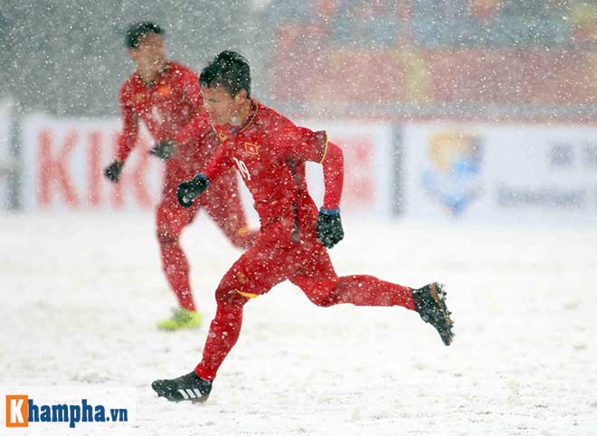 U23 Việt Nam & khoảnh khắc kỳ diệu U23 châu Á: Ôm nhau trong mưa tuyết - 1