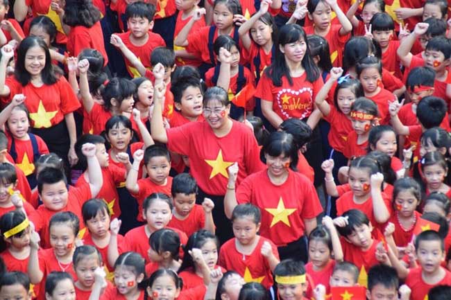 Dễ thương: Cô trò xếp hình trái tim ủng hộ U23 Việt Nam - 8