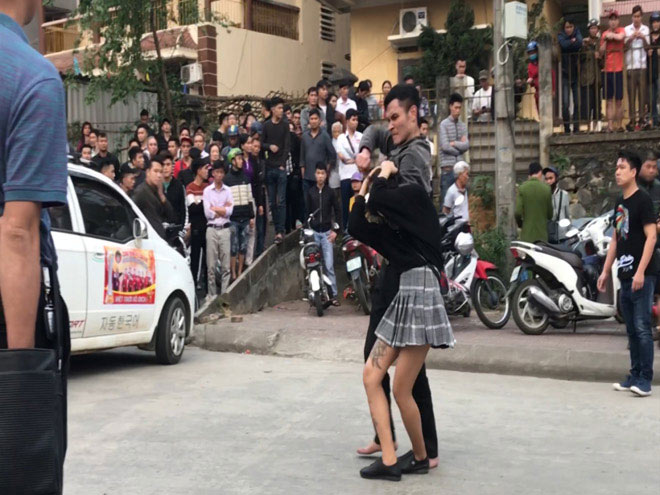 Cận cảnh khống chế nam thanh niên kề dao uy hiếp cô gái trẻ - 2