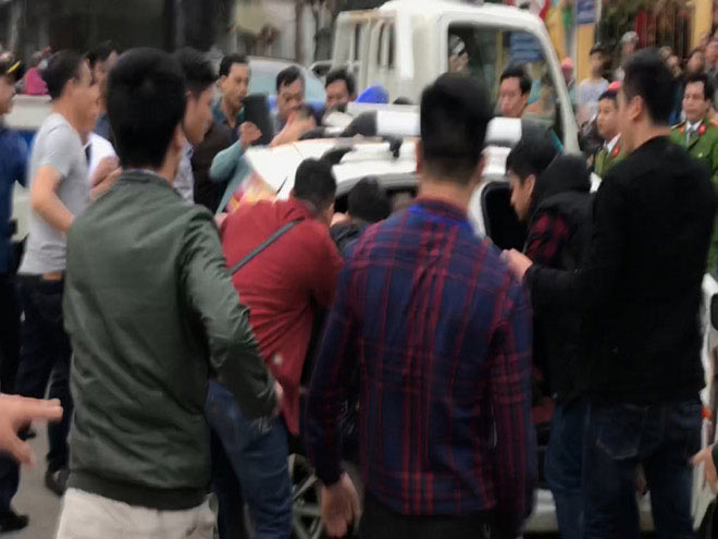 Cận cảnh khống chế nam thanh niên kề dao uy hiếp cô gái trẻ - 4