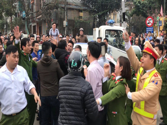 Cận cảnh khống chế nam thanh niên kề dao uy hiếp cô gái trẻ - 5