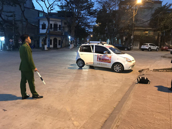 Cận cảnh khống chế nam thanh niên kề dao uy hiếp cô gái trẻ - 7