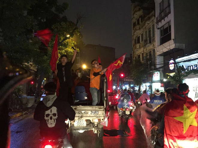 U23 Việt Nam á quân châu Á: Triệu fan Việt rơi lệ, pháo sáng vẫn rợp trời - 11
