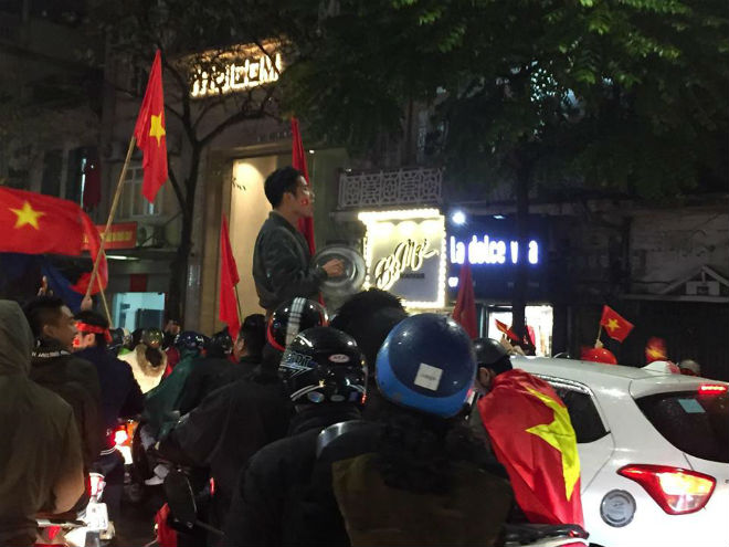 U23 Việt Nam á quân châu Á: Triệu fan Việt rơi lệ, pháo sáng vẫn rợp trời - 13
