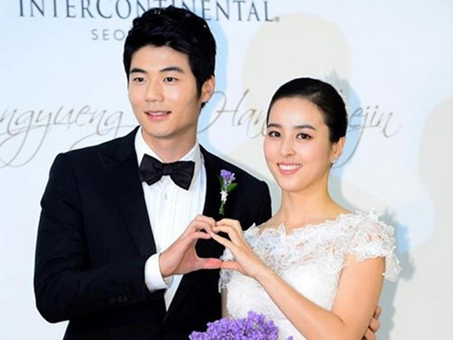 Ki Sung Yueng và Han Hye Jin là cặp đôi cầu thủ - người đẹp showbiz được hâm mộ nhất Hàn Quốc. Chàng là cầu thủ số 1 Hàn Quốc, còn nàng là diễn viên kiêm người mẫu nổi tiếng.