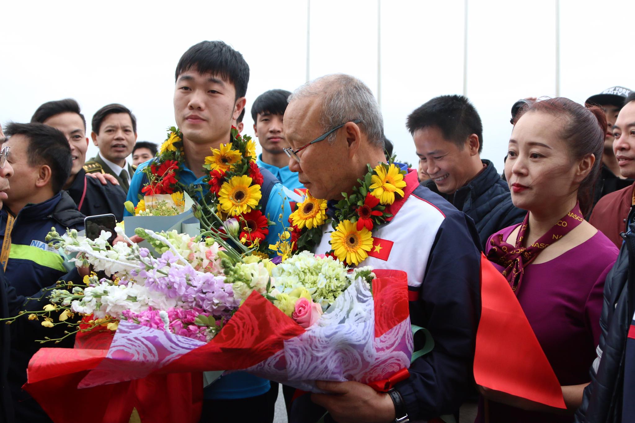 Khoảnh khắc những người hùng U23 Việt Nam xuất hiện tại Nội Bài - 9