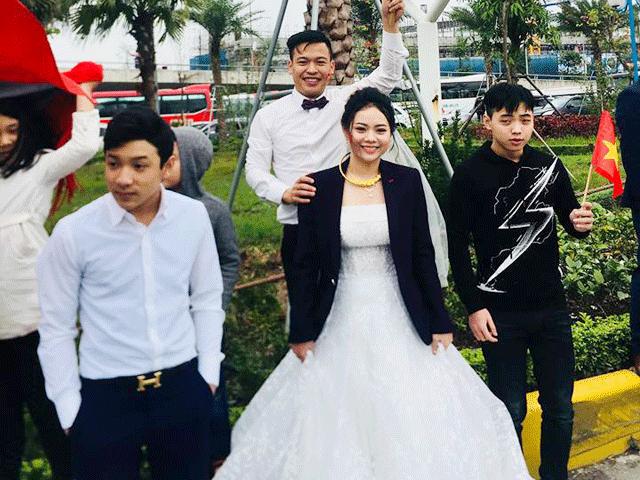 Bạn trẻ - Cuộc sống - Đoàn rước dâu Lào Cai dừng giữa đường chào đón U23 Việt Nam về nước