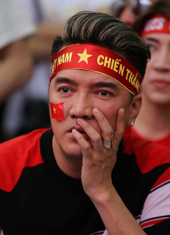 Khi Việt Nam bị đội bạn dẫn trước, Đàm Vĩnh Hưng tỏ ra lo lắng.&nbsp;