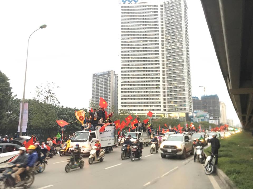 CĐV &#34;cháy&#34; hết mình cùng U23 Việt Nam trong đêm vinh danh - 4
