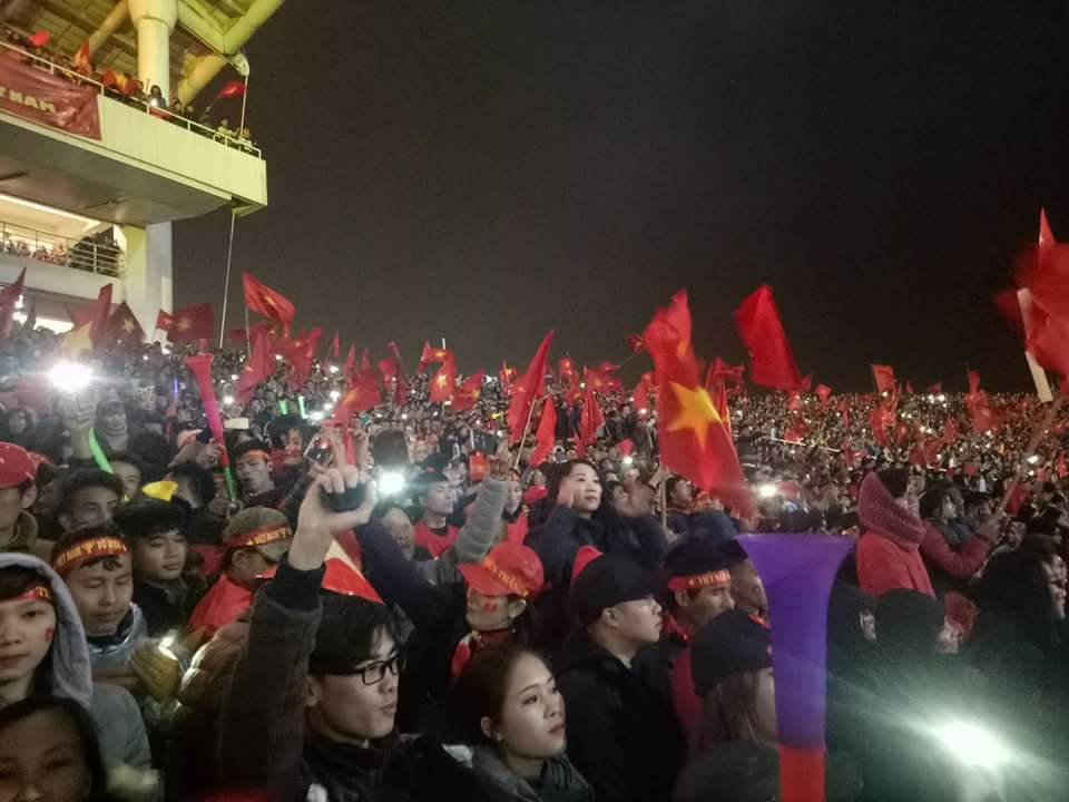 CĐV &#34;cháy&#34; hết mình cùng U23 Việt Nam trong đêm vinh danh - 15