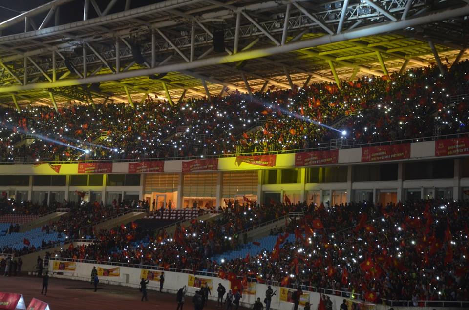 CĐV &#34;cháy&#34; hết mình cùng U23 Việt Nam trong đêm vinh danh - 18