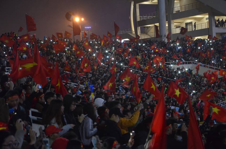 CĐV &#34;cháy&#34; hết mình cùng U23 Việt Nam trong đêm vinh danh - 16