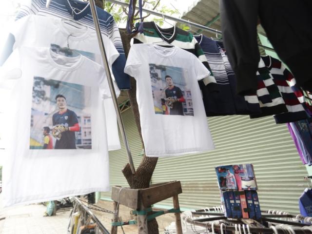 2 “soái ca” U23 Việt Nam xuất hiện dày đặc ở các cửa hàng thời trang Sài Gòn