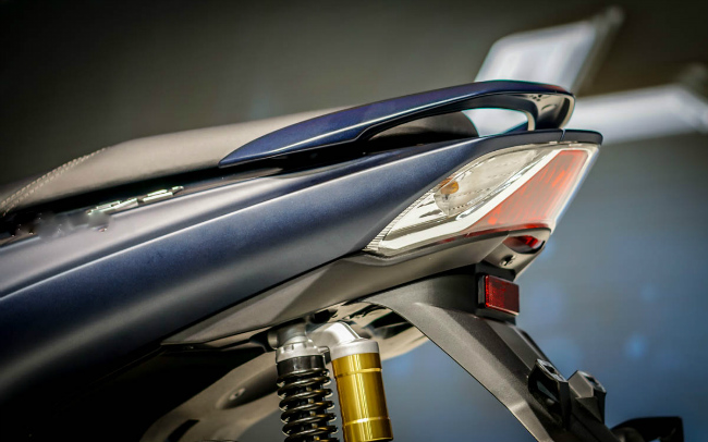 Giảm xóc sau giống với Yamaha Aerox và NMax