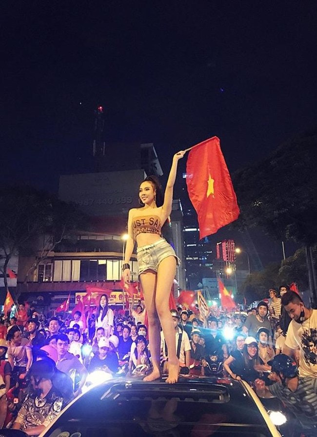 Top 10 Hoa hậu Hoàn mỹ Toàn cầu 2017 Chi Nancy cũng máu lửa không kém các người đẹp khác. Cô diện một chiếc crop top khoe hết cỡ da thịt và thể hiện tình cảm của mình với đội tuyển U23 Việt Nam.
