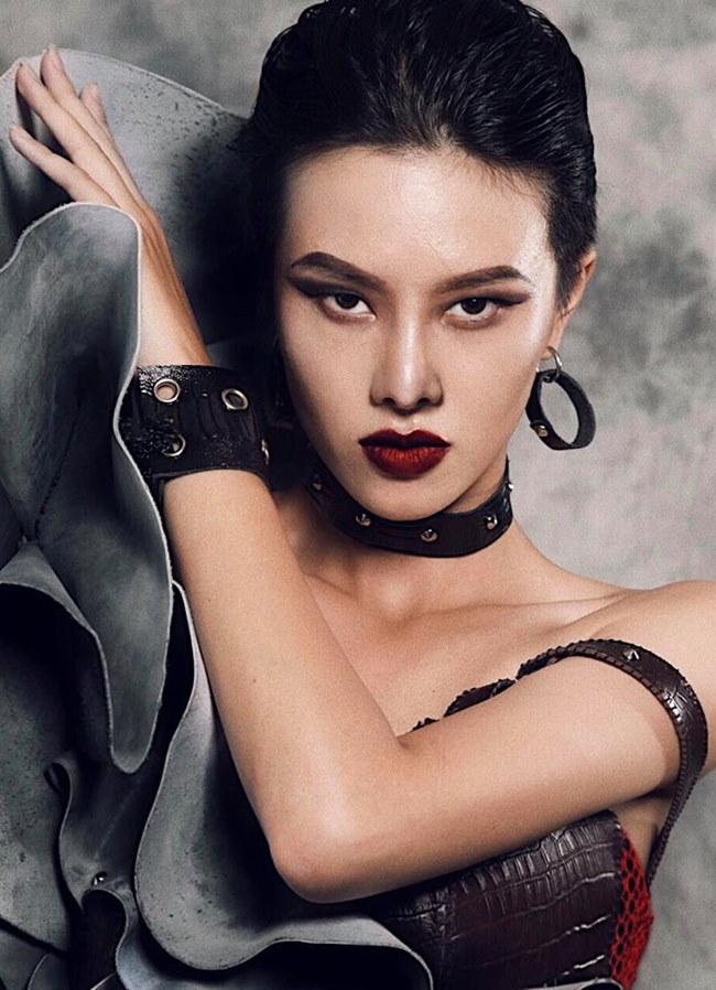 Phản ứng bất ngờ của dàn mẫu về việc chân dài diện đồ phản cảm đón U23 Việt Nam - 6