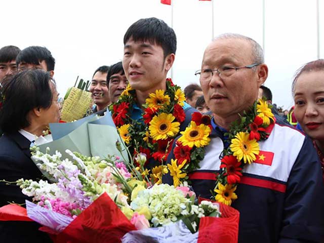 Chùm ảnh độc: U23 Việt Nam mở hội, gây sốt ở Nội Bài