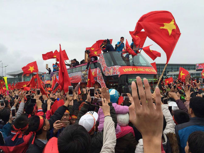 U23 Việt Nam trở về: &#34;Biển người&#34; bao vây, fan hát mừng sinh nhật Tiến Dũng - 7