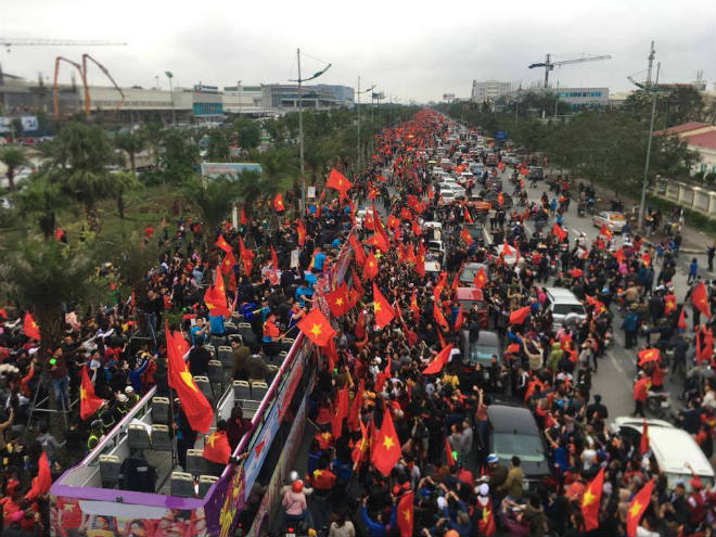 U23 Việt Nam trở về: &#34;Biển người&#34; bao vây, fan hát mừng sinh nhật Tiến Dũng - 9